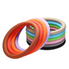 Montón de fundas coloridas para volante de silicona en tonos naranja, rosa, verde y morado.