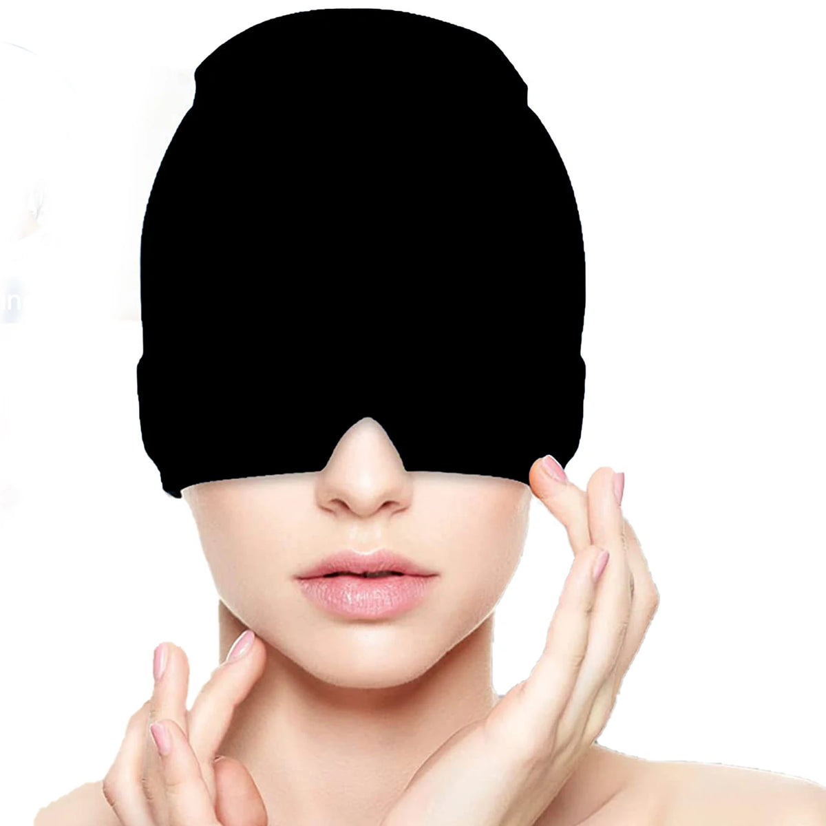 Une personne tient un bonnet de soulagement des maux de tête en gel noir, vue de côté.