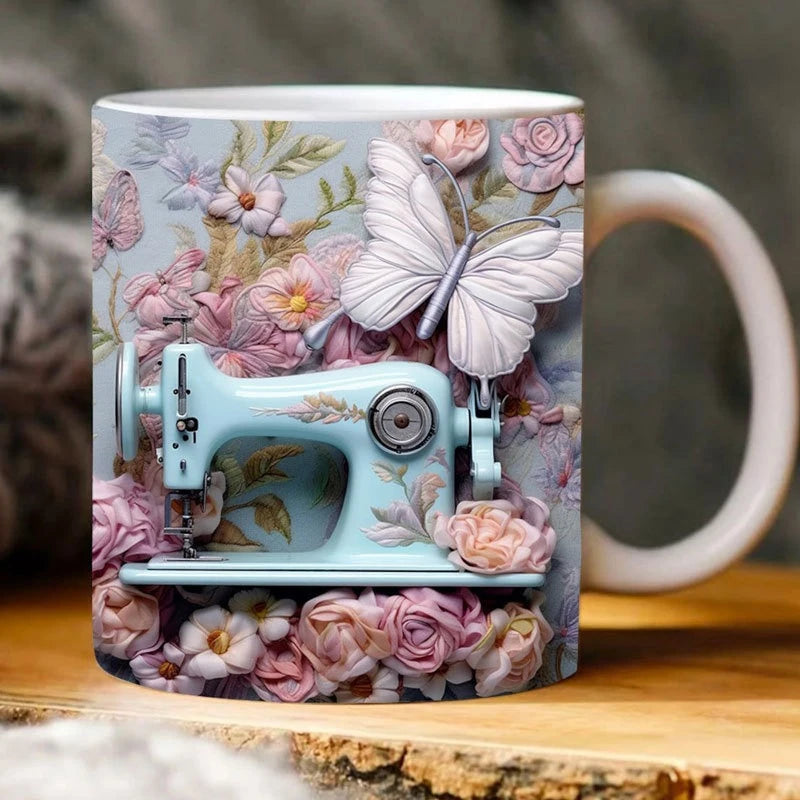 Keramikk kaffekopp med blomster- og sommerfuglmønster på utsiden.