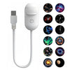 ضوء ليلي صغير من نوع USB باللون الأبيض يعرض مشاهد مجرة ملونة.