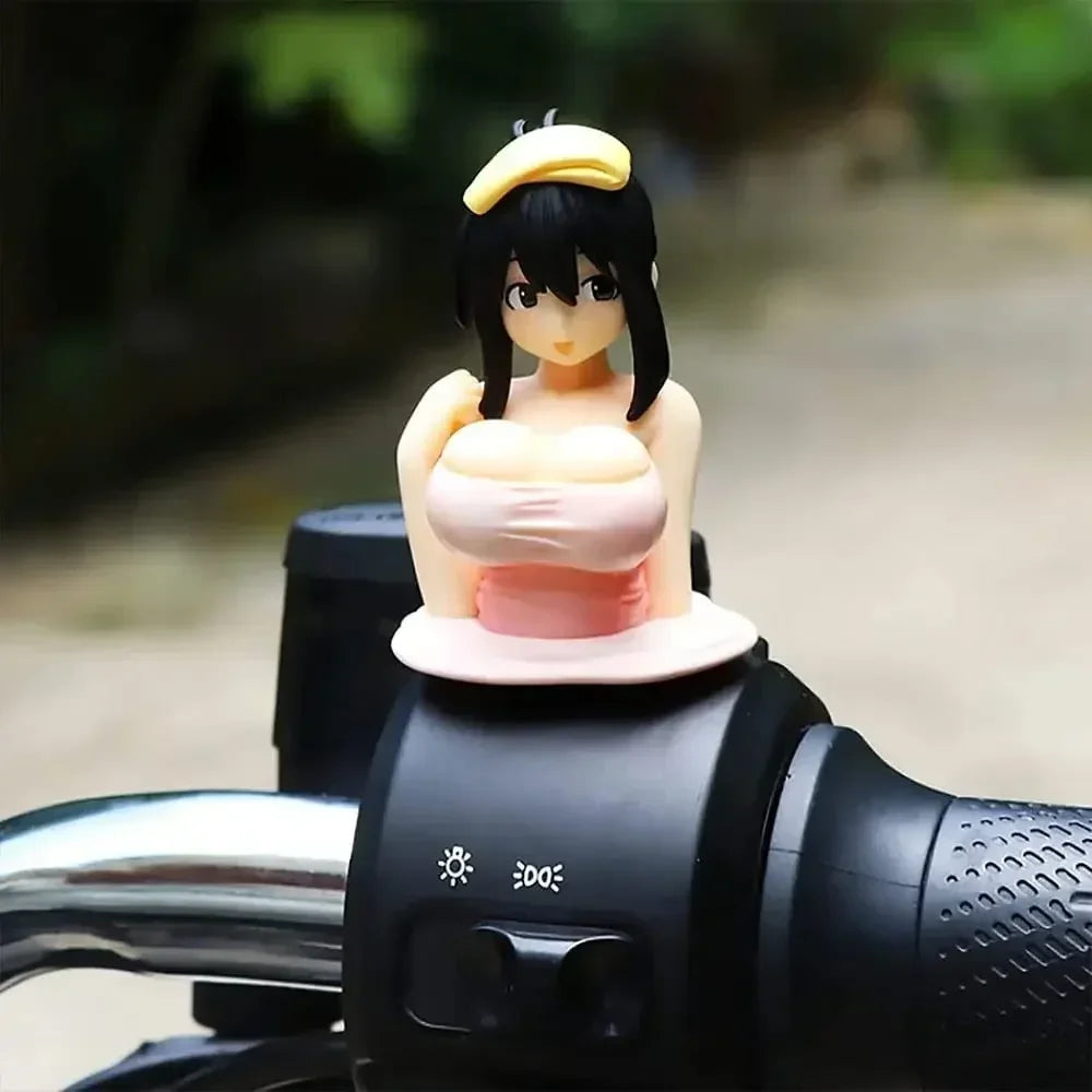 En animefigur med svart hår og gul glorie sittende på en rosa sokkel.