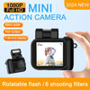 Mini caméra d'action noire avec écran LCD, à côté d'une main, montrant ses fonctionnalités comme la vidéo 1080P et la rotatio