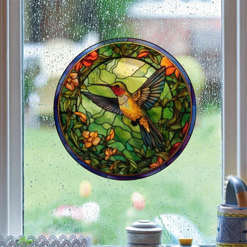 Dekal i glasmålningsstil med en flygande kolibri omgiven av blommor.