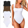 Mannequin porte un body blanc côtelé à encolure carrée avec un bas taille haute et un haut noir assorti.