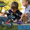 To gutter leker med en fjernstyrt dinosaur-leke, og viser lys- og lydfunksjonene.