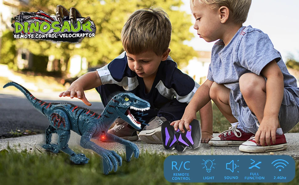 To gutter leker med en fjernstyrt dinosaur-leke, og viser lys- og lydfunksjonene.