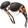 Et par skilpaddefargede leopardprint solbriller med mørke linser.