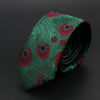 Corbata jacquard verde oscuro con motivos circulares rojos y azules.