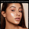 Primer de mujer aplicando un brillante spray corporal en su cabello y piel.
