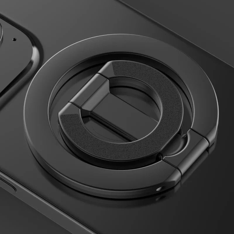 Nærbilde av sort magnetisk ringstativ for telefon på mørk enhet.