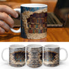 Keramisk kaffekopp med design av en gammel, sprukket bokhylle fylt med mange bøker.