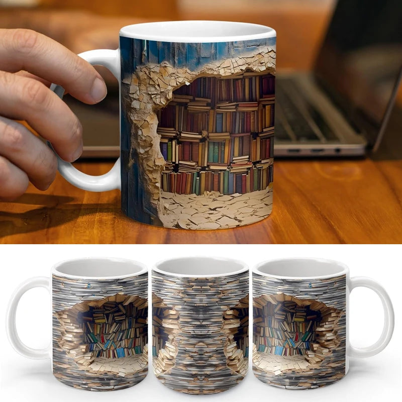 Keramisk kaffekopp med design av en gammel, sprukket bokhylle fylt med mange bøker.