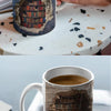 Keramikk kaffekopp med slitt bokhyllemønster, ved siden av forskjellige drikker.