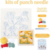 Kit de bordado con punch needle que incluye hilos, herramientas y un diseño terminado de gato y conejo.