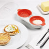 Cuiseur d'œufs micro-ondes blanc pour deux, insert orange, œuf jaune et toast dans une assiette.