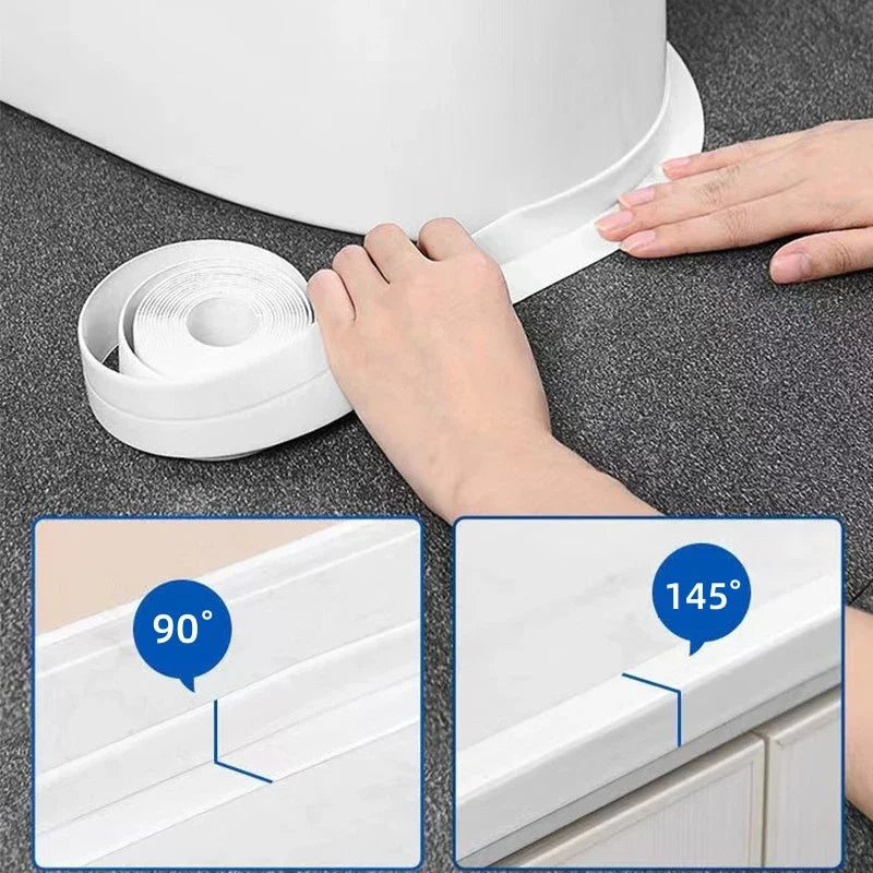 يد تضع شريط PVC أبيض ذاتي اللصق على حافة، تظهر زاوية إغلاق 90 و145 درجة