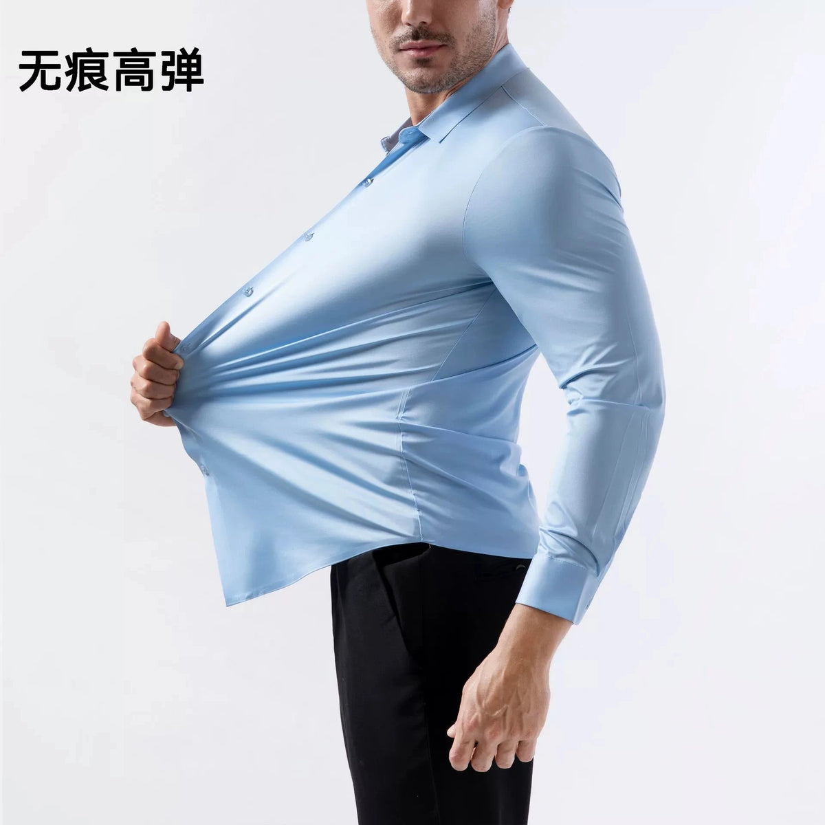 Hombre modela camisa formal azul claro sin planchar y pantalones negros.