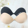 En beige usynlig silikone push-up-bh med sort selvklæbende cover på hvid overflade.