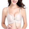 Kvinde modellerer en beige sømløs push-up bralette med justerbare stropper.