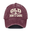 Casquette de baseball en coton twill vieilli et brodé, bordeaux, avec le texte OLD & DON'T CARE.