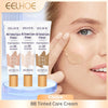Tre tuber med EELHOE BB Tinted Care Primer med SPF 30 solkrem vist ved siden av en kvinnes ansikt.