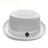 Chapeau de soleil en mesh tissé blanc avec bandeau et emblème métallique circulaire.