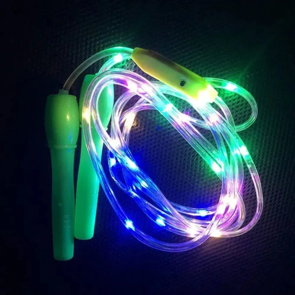 Grönt LED-hopprep med gult handtag, lindat på en mörk yta.