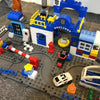 Set grande de bloques de construcción con estación de policía, carretera, estacionamiento, gasolinera y accesorios de tráfico