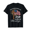 Svart t-skjorte med et design som inkluderer et kors, amerikansk flagg og tekst som feirer 250 år med velsignelser.