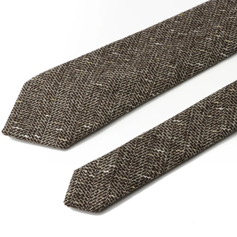 Nærbilde av mørk brun ullherringbone-slipsstoff
