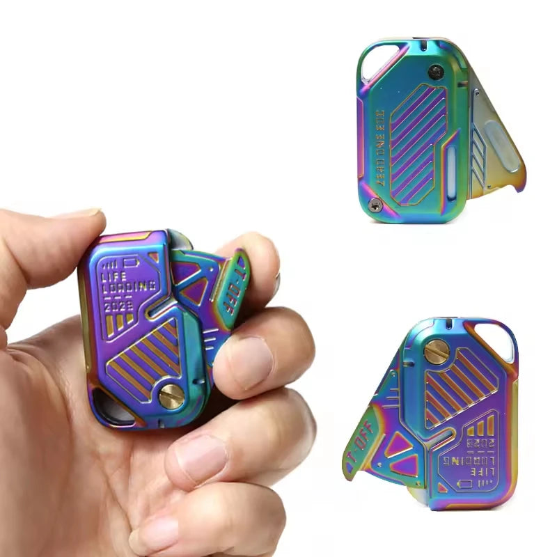 Eine Hand hält einen metallischen, blau-lila Fidget-Slider zur Stressbewältigung.