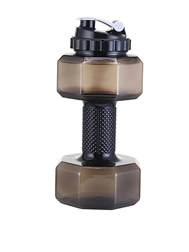 Botella de agua deportiva marrón con forma de pesa, tapa negra segura y cuello texturizado.