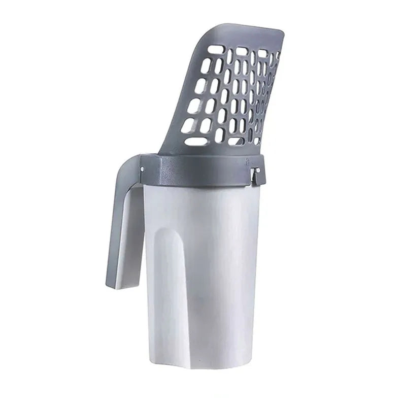 Una pala para arena de gato gris con soporte de malla y cuerpo de plástico blanco.
