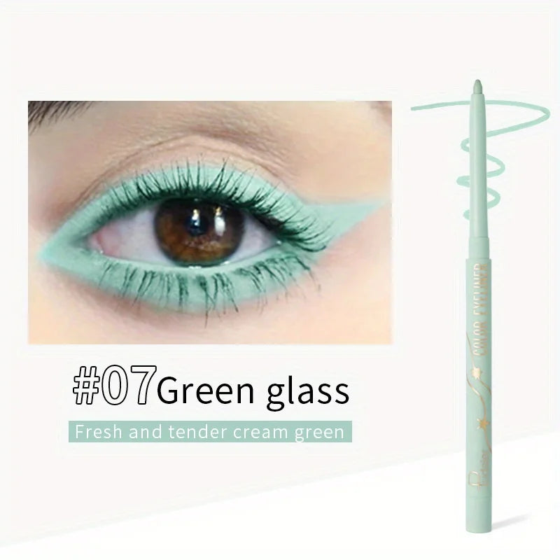 Primer plano de un delineador verde etiquetado #07 Green glass, con un tono verde crema fresco y suave aplicado en un ojo.