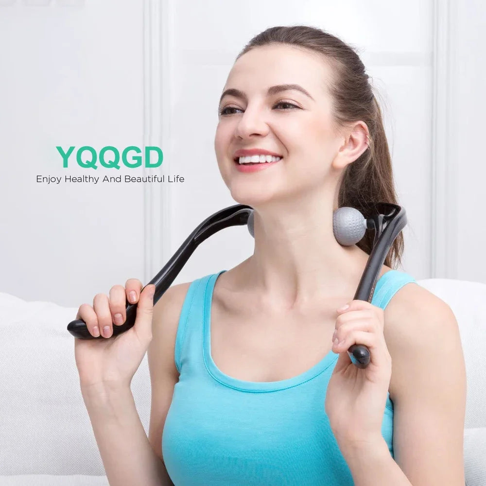 Mujer usando masajeador shiatsu portátil para cuello y hombros con bolas de punto gatillo dobles para relajación.
