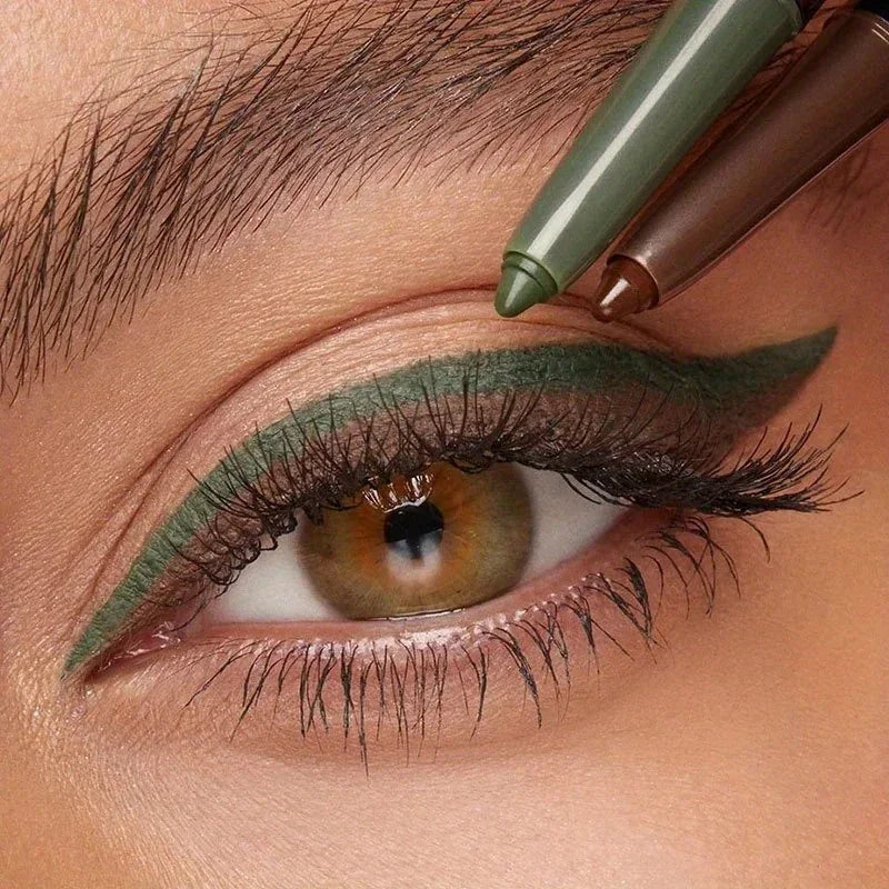 Primer plano de un ojo con delineador verde oliva oscuro alado y lápiz marrón.