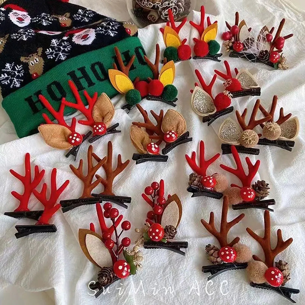 Colección de ganchos para cabello de reno navideño en rojo y dorado para niños y adultos, sobre tela blanca.