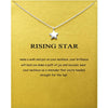 Collar con colgante de estrella plateada sobre tarjeta dorada que inspira a lograr el éxito.