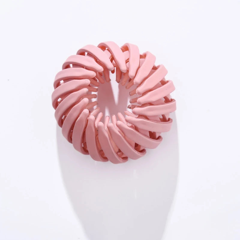 Rosa, spiralformet fugleredehårklips til hestehale.