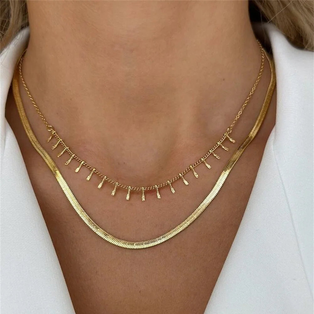 Gull vintage geometrisk perle-choker rundt halsen.