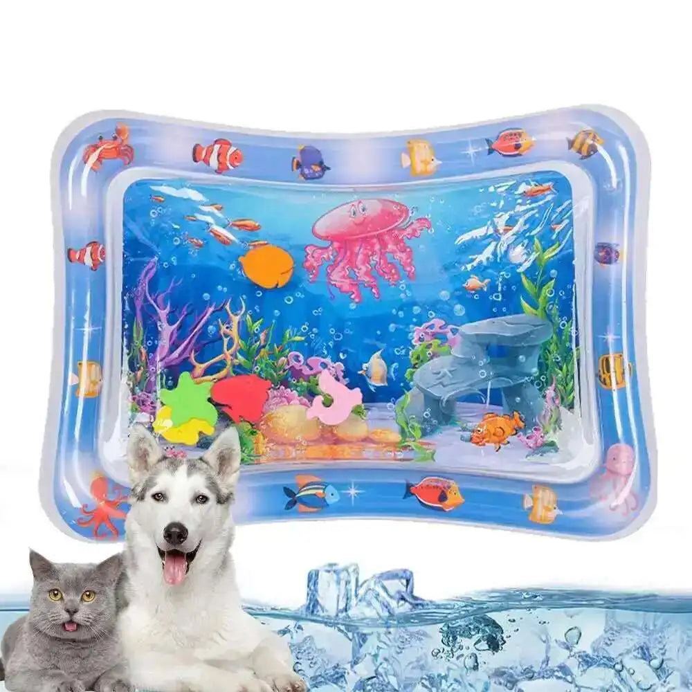 Tapete de silicona transparente en forma de pecera con peces y plantas coloridos para juego interactivo con gatos.