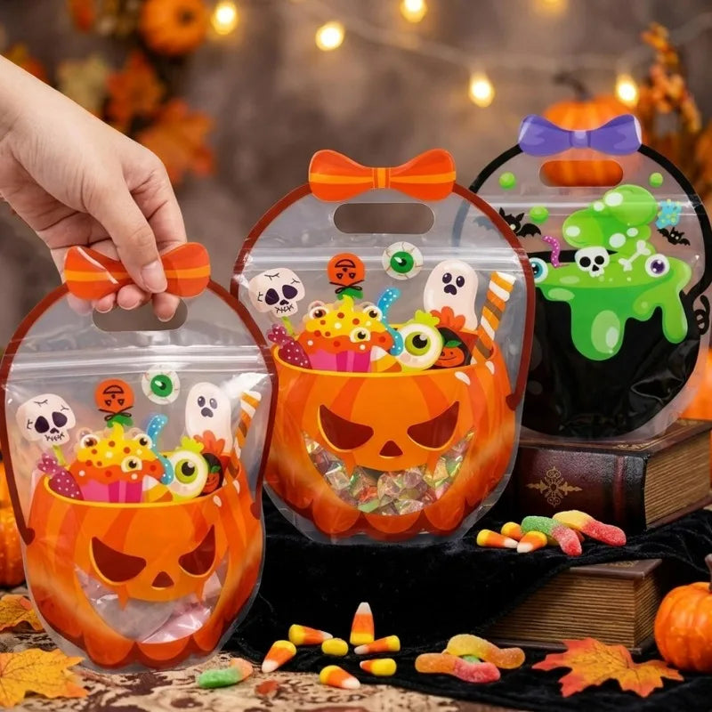 Itsetiivistyvät Halloween-kurpitsakarkkipussit täynnä karkkia ja oransseja koristeita