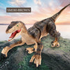 Juguete de dinosaurio marrón en un entorno natural al aire libre con cielo al atardecer.