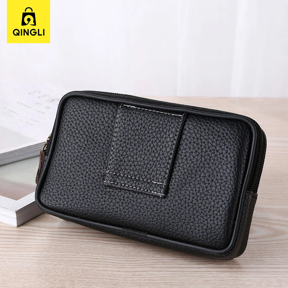 Svart skinnvepset mageveske med teksturert overflate og klafflukking.