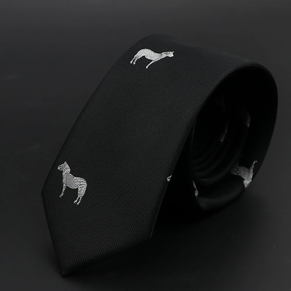 Corbata negra ajustada de jacquard con emblemas de caballo plateados