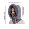 Nærbillede af en grå strikket balaclava med pelskant båret på en model