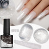 Bouteille de colle gel Puente Baroque Diamond Gel pour ongles, à côté d'une main avec un nail art pailleté.