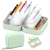 Organiseur de pilules en plastique transparent avec 14 pochettes codées par couleur et étui de transport vert assorti.