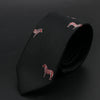 Corbata negra ajustada de jacquard con pequeños motivos de caballos a rayas rojas y blancas.
