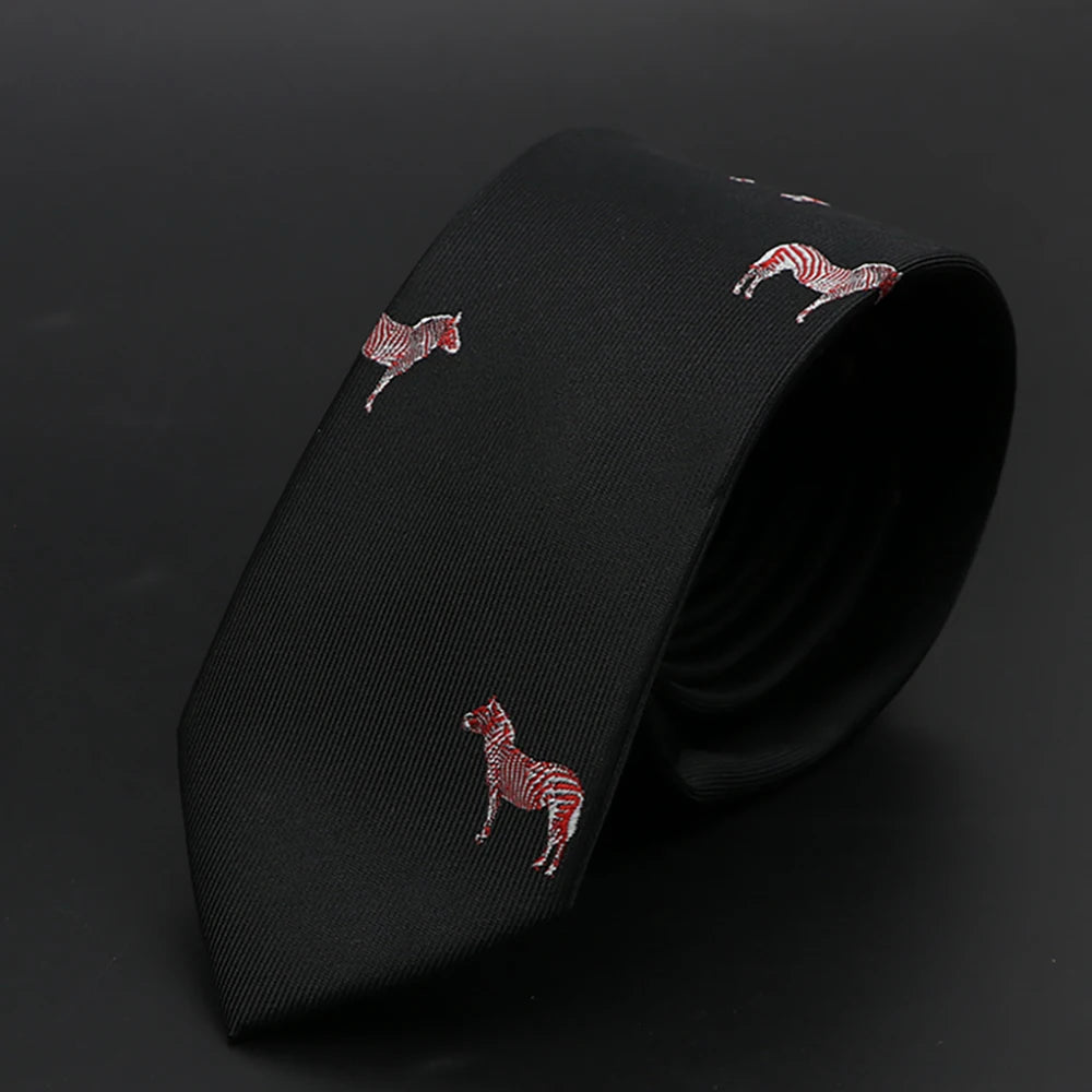 Corbata negra ajustada de jacquard con pequeños motivos de caballos a rayas rojas y blancas.